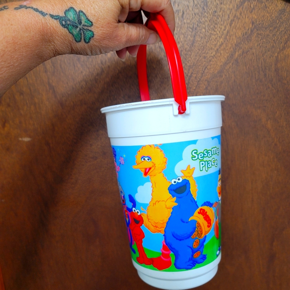 Sesame Place Bucket/Mug w/lid.  (764)